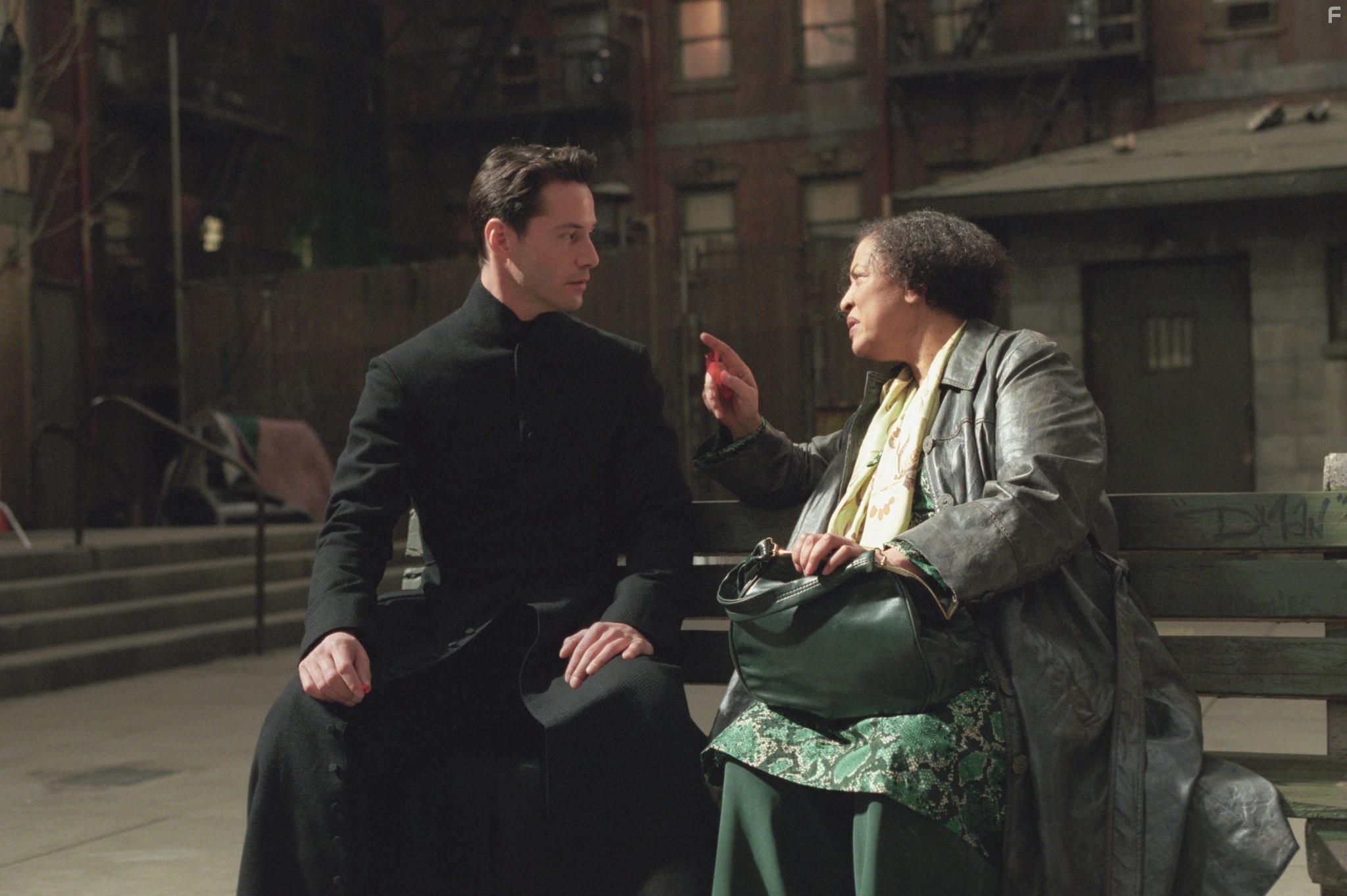 Keanu Reeves and Gloria Foster in Матрица: Перезагрузка (2003)