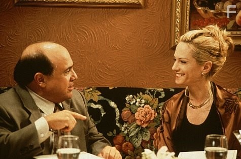 Danny DeVito and Holly Hunter in На всю катушку (1998)