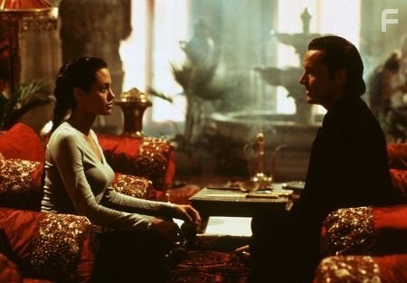 Angelina Jolie and Iain Glen in Лара Крофт: Расхитительница гробниц (2001)