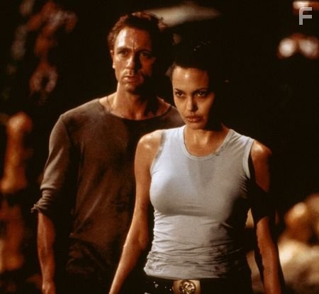 Angelina Jolie and Daniel Craig in Лара Крофт: Расхитительница гробниц (2001)