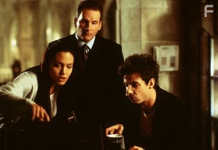 Angelina Jolie, Chris Barrie, and Noah Taylor in Лара Крофт: Расхитительница гробниц (2001)
