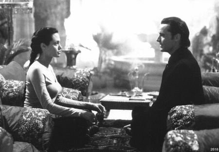 Angelina Jolie and Iain Glen in Лара Крофт: Расхитительница гробниц (2001)