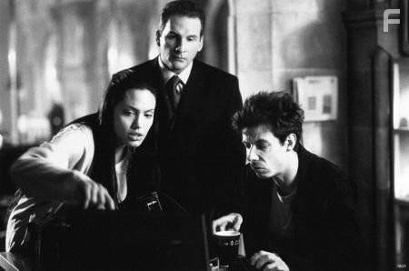 Angelina Jolie, Chris Barrie, and Noah Taylor in Лара Крофт: Расхитительница гробниц (2001)