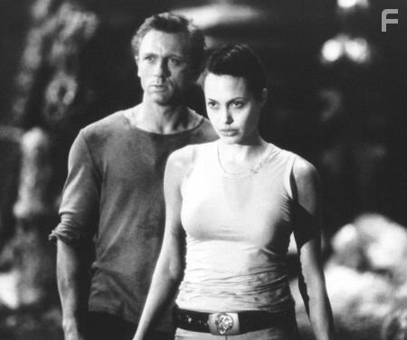 Angelina Jolie and Daniel Craig in Лара Крофт: Расхитительница гробниц (2001)