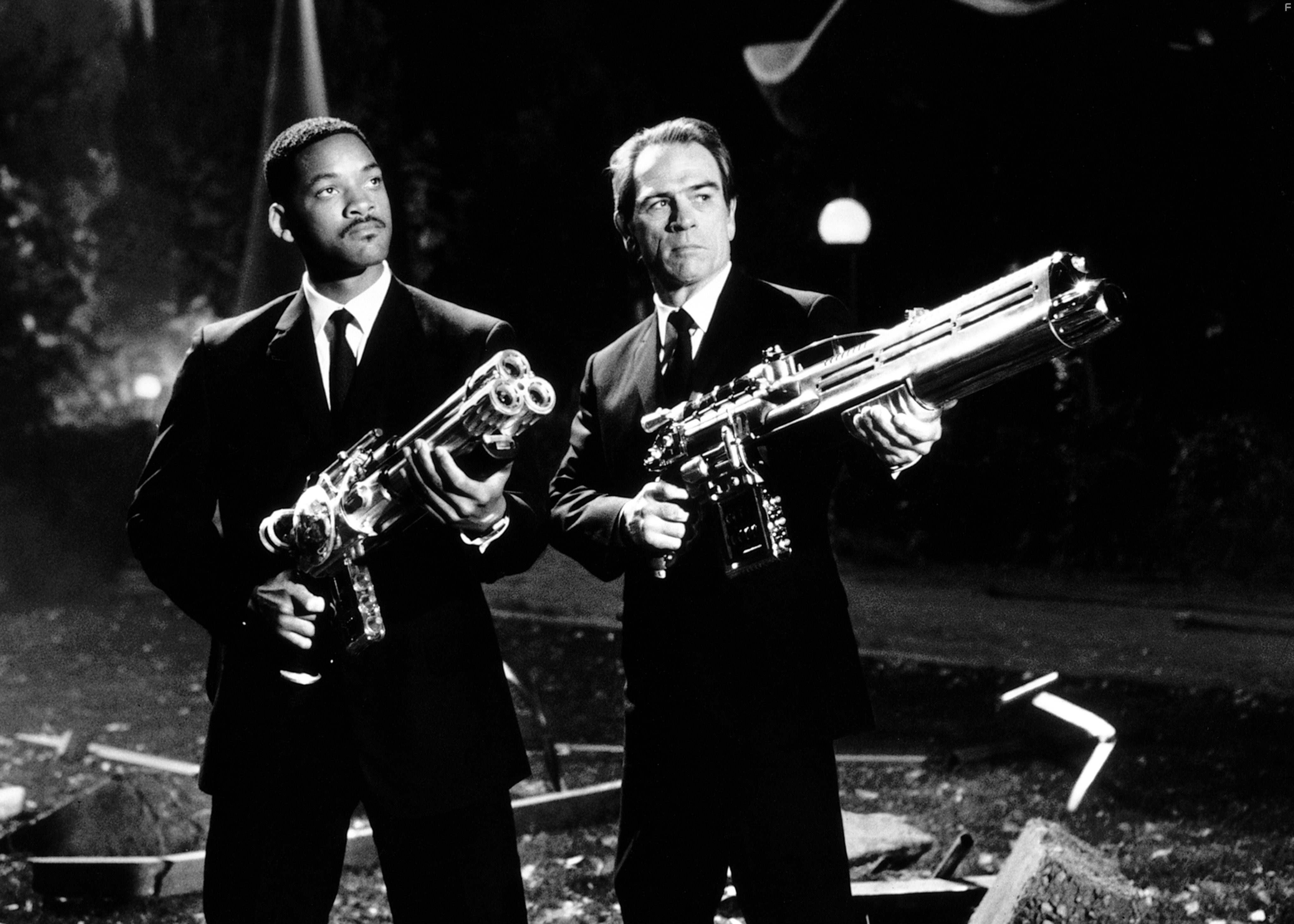 Tommy Lee Jones and Will Smith in Люди в Чёрном (1997)