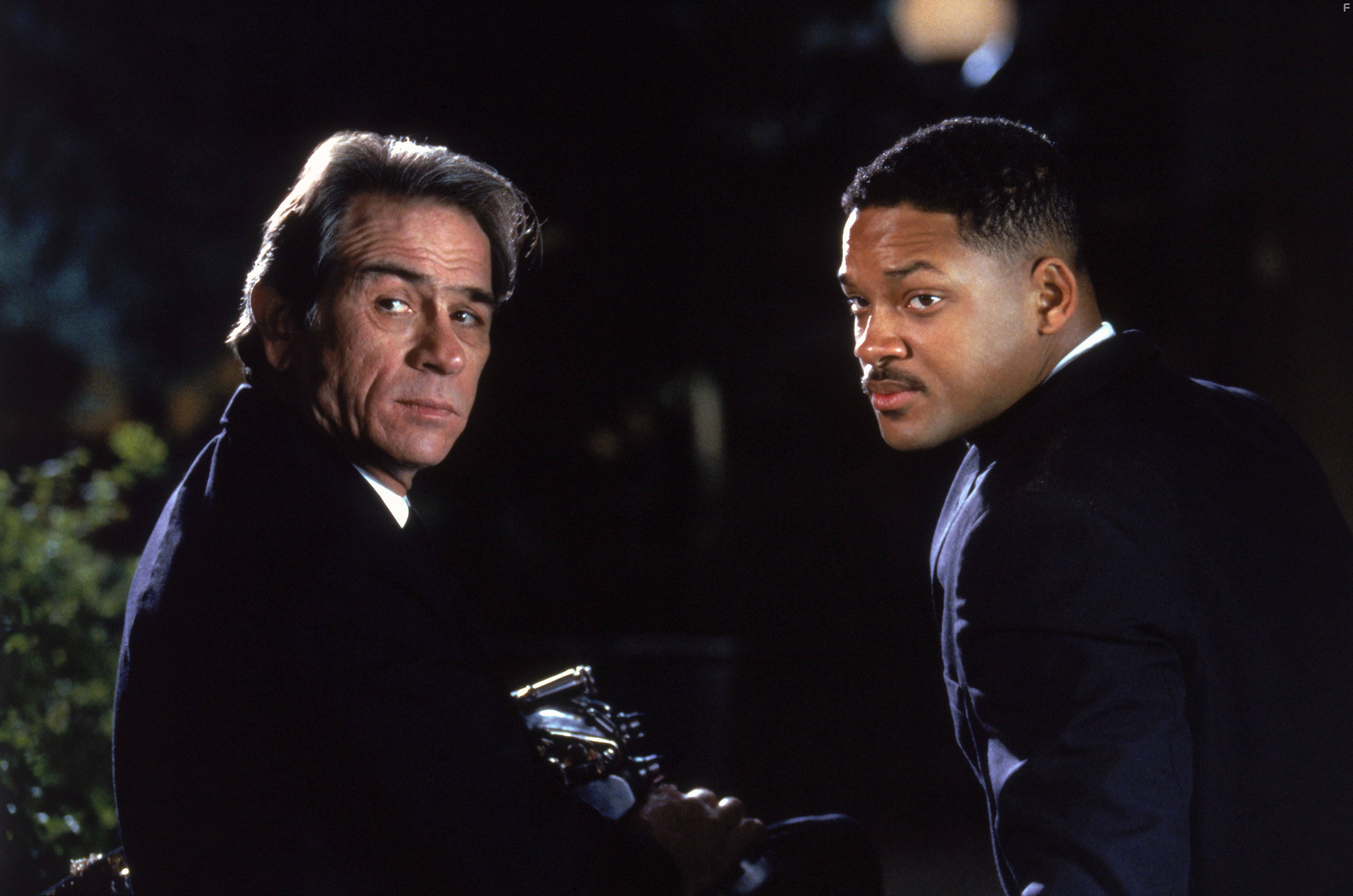 Tommy Lee Jones and Will Smith in Люди в Чёрном (1997)