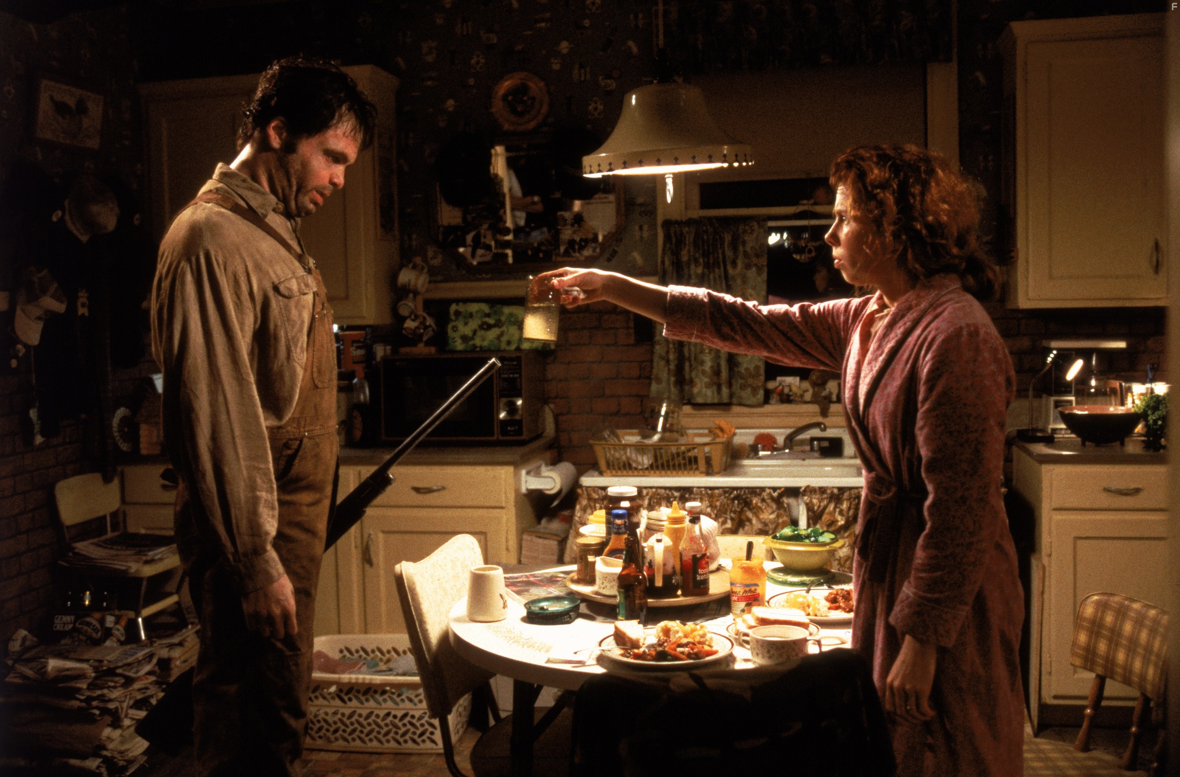 Vincent D'Onofrio and Siobhan Fallon Hogan in Люди в Чёрном (1997)