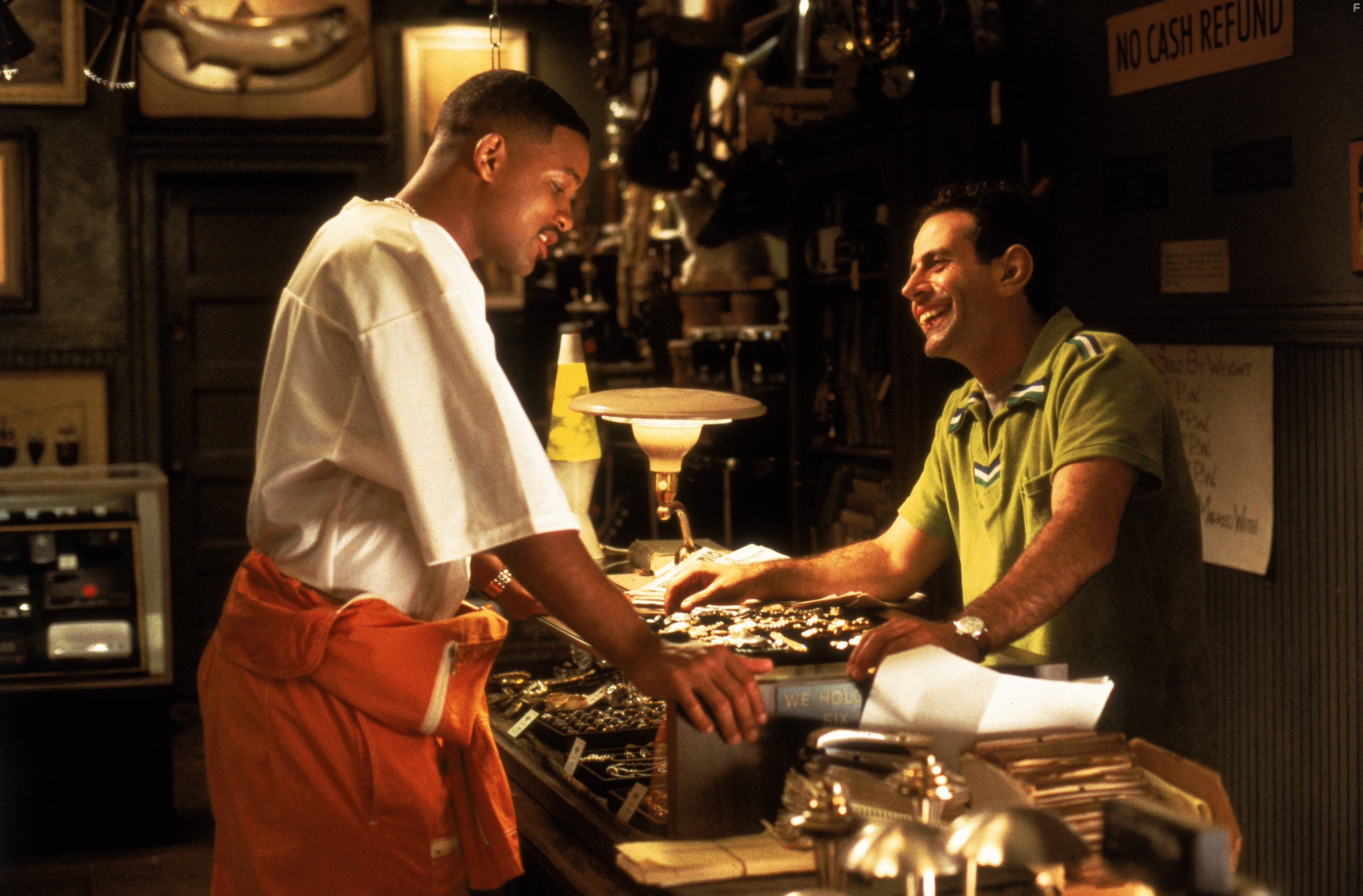 Will Smith and Tony Shalhoub in Люди в Чёрном (1997)