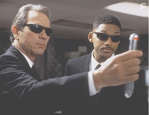 Tommy Lee Jones and Will Smith in Люди в Чёрном (1997)