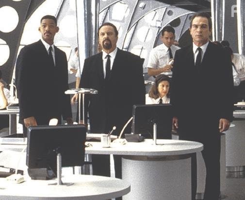 Tommy Lee Jones, Will Smith, and Rip Torn in Люди в Чёрном (1997)
