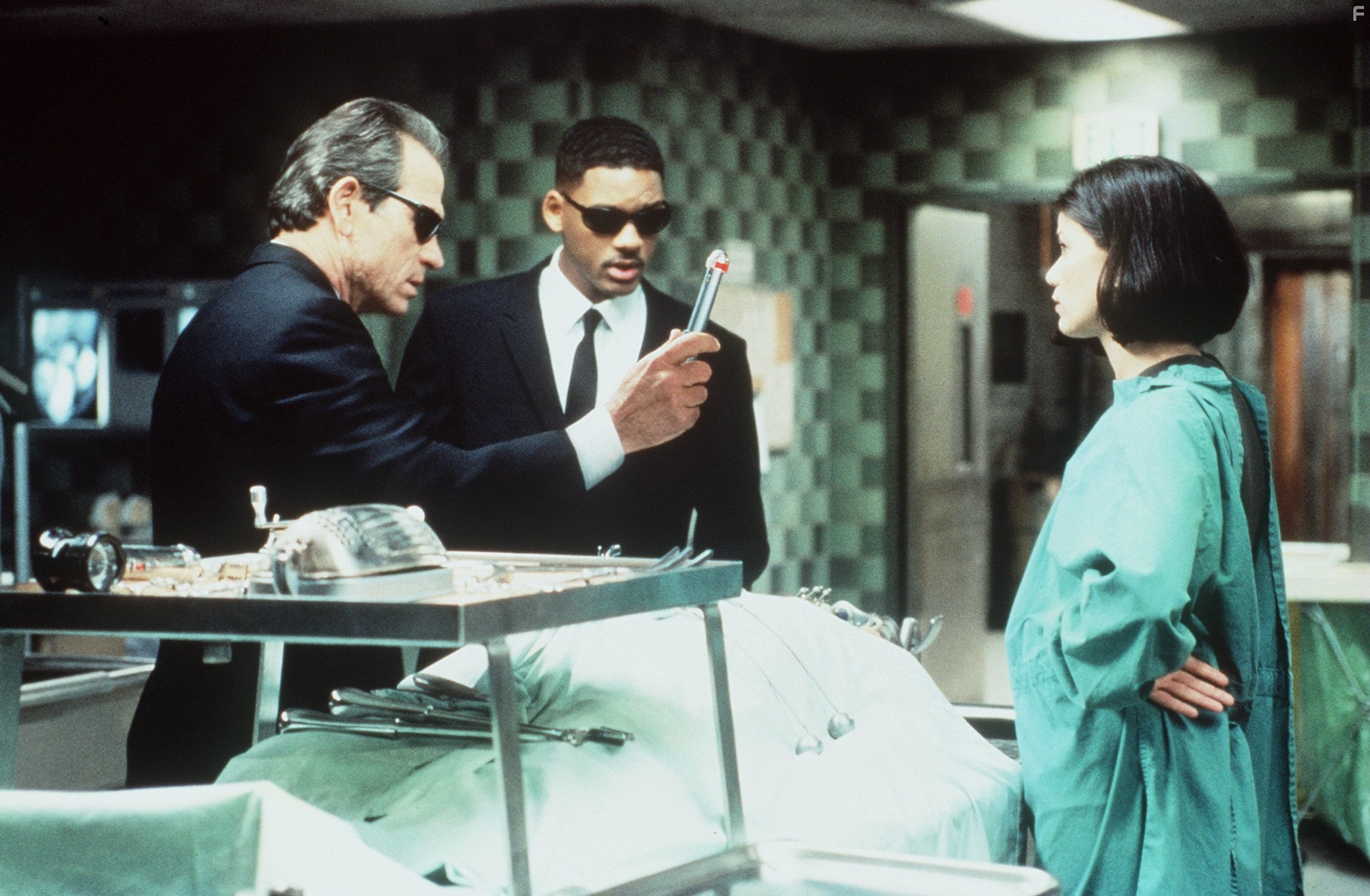 Tommy Lee Jones, Will Smith, and Linda Fiorentino in Люди в Чёрном (1997)