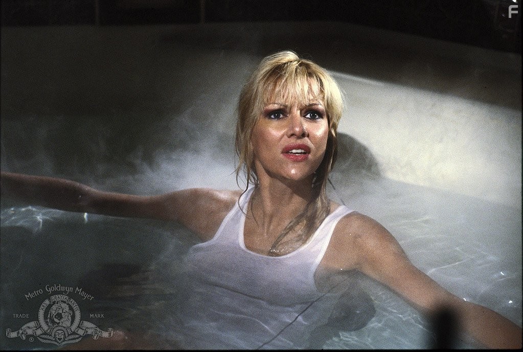 Ashley Ferrare in Месть ниндзя (1983)