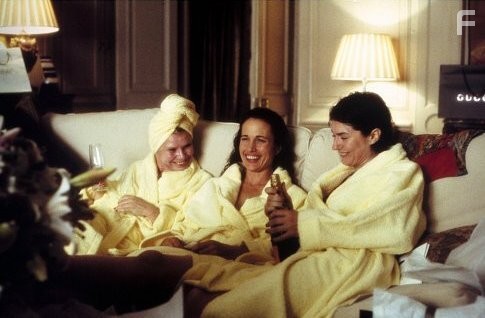 Andie MacDowell, Imelda Staunton, and Anna Chancellor in Клуб неудачниц (2001)