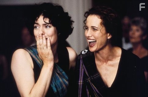 Andie MacDowell and Anna Chancellor in Клуб неудачниц (2001)