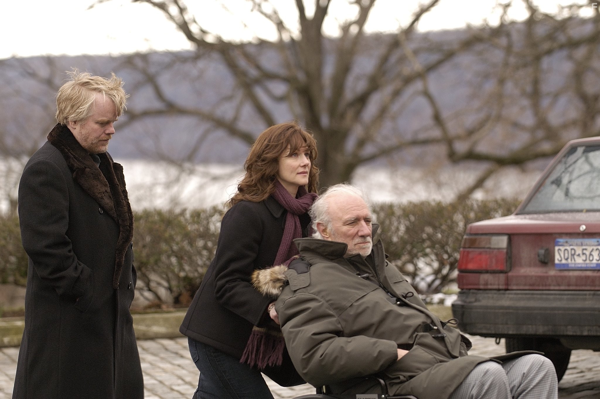 Philip Seymour Hoffman, Laura Linney, and Philip Bosco in Дикари (2007)