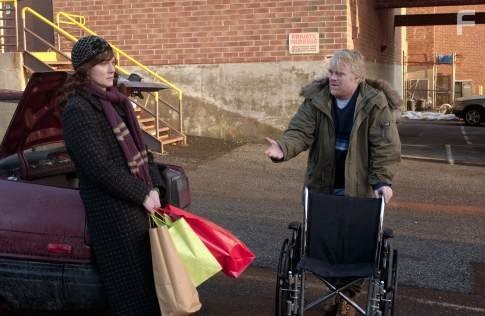 Philip Seymour Hoffman and Laura Linney in Дикари (2007)