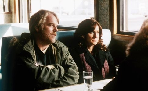 Philip Seymour Hoffman and Laura Linney in Дикари (2007)