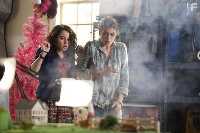 Lindsey Shaw and Katie Sarife in Советы с того света (2011)
