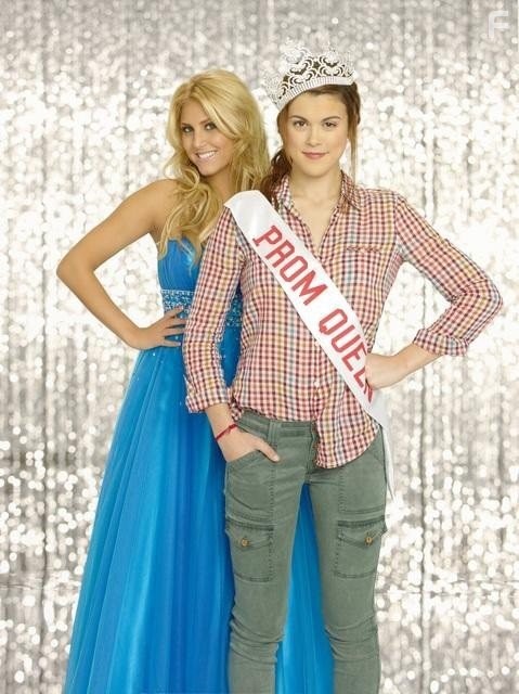 Lindsey Shaw and Cassandra Scerbo in Советы с того света (2011)