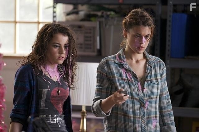 Lindsey Shaw and Katie Sarife in Советы с того света (2011)