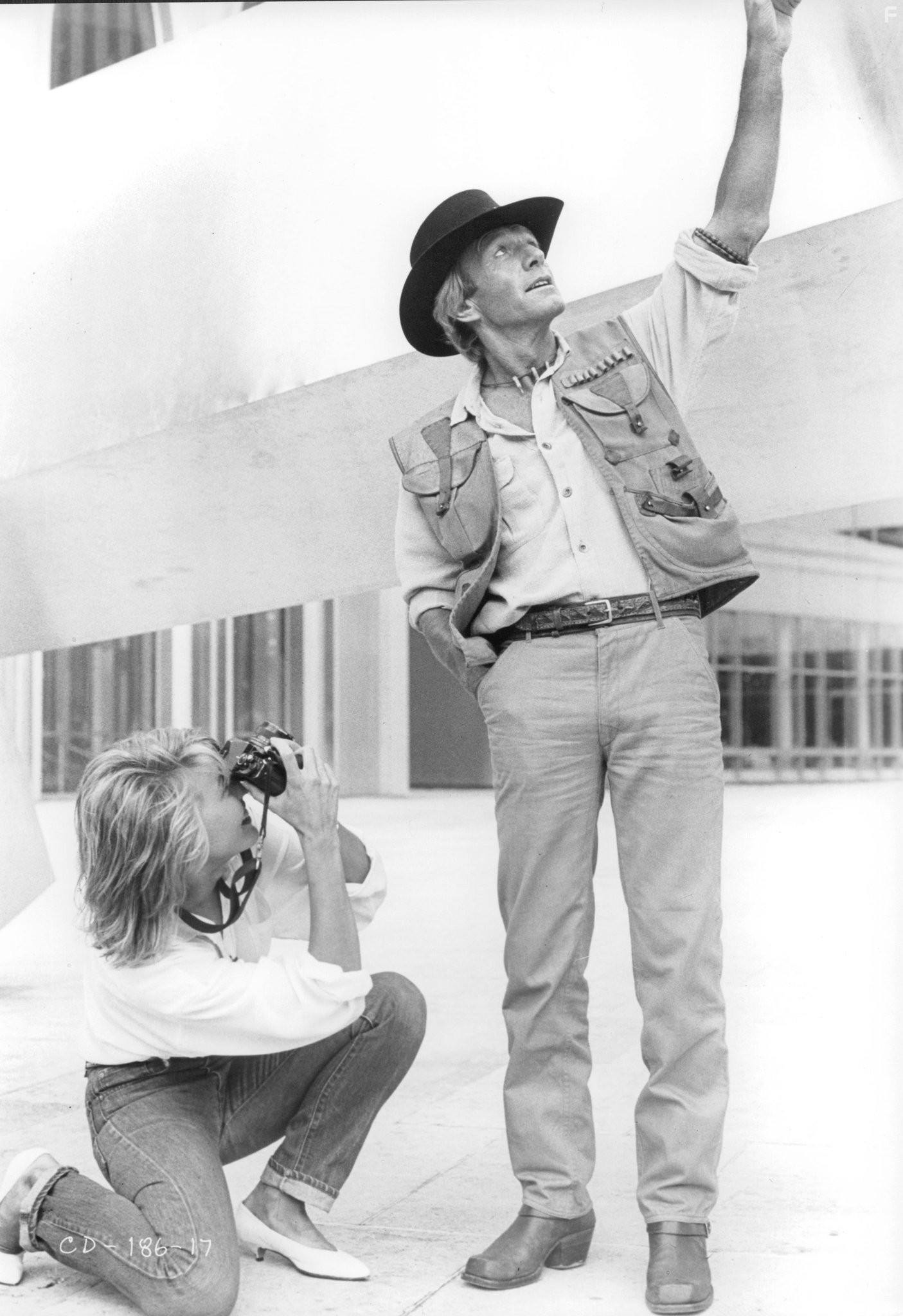 Paul Hogan and Linda Kozlowski in Крокодил Данди (1986)