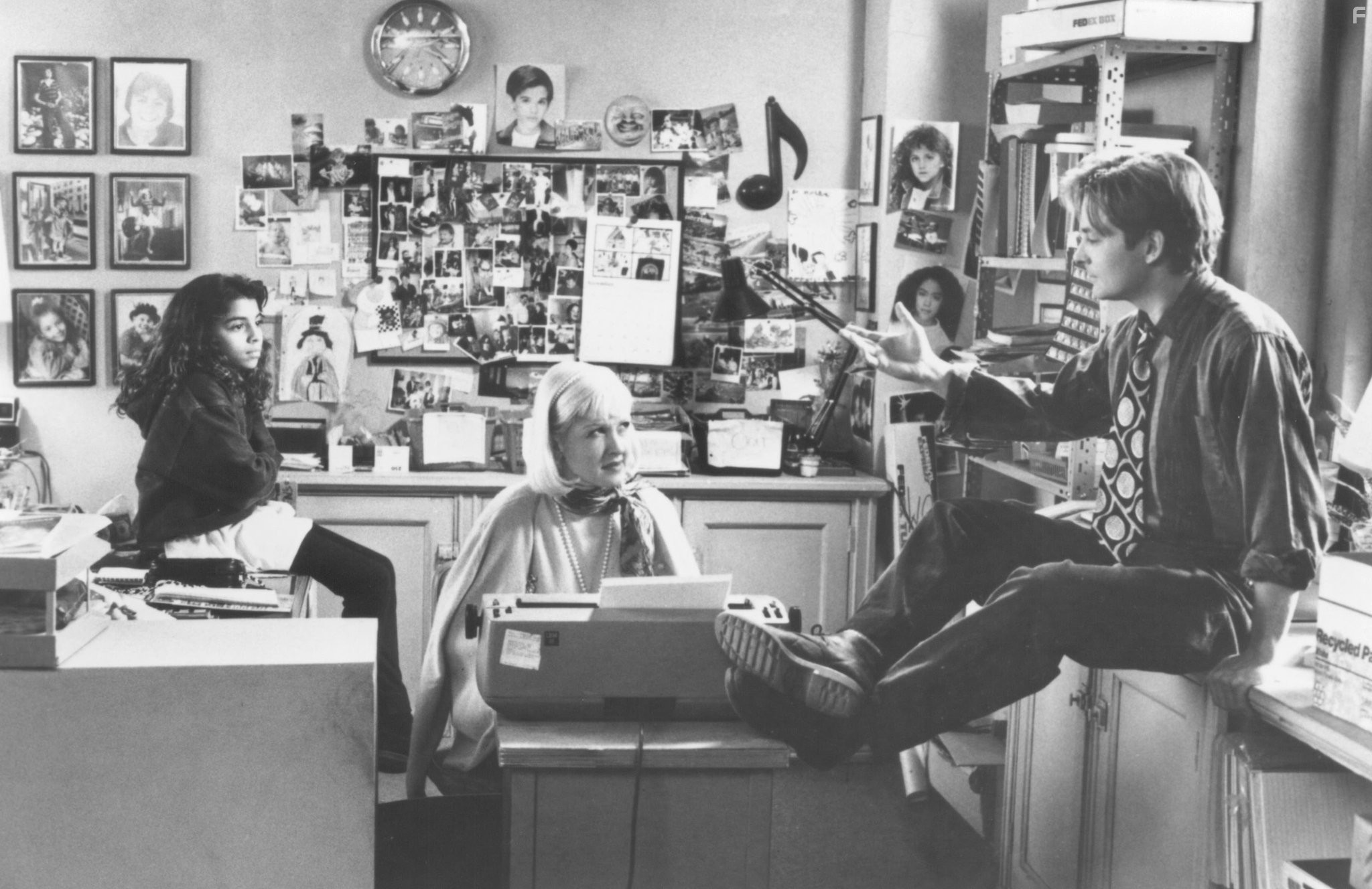 Michael J. Fox, Cyndi Lauper, and Christina Vidal in Срочно требуется звезда (1993)