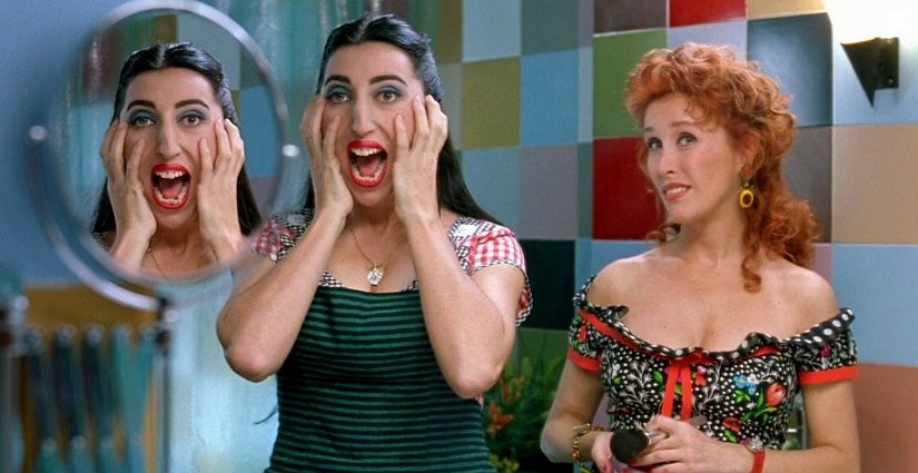 Ver?nica Forqu? and Rossy de Palma in Кика (1993)