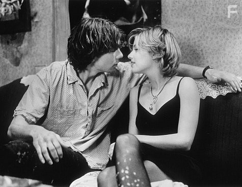 Jerry O'Connell and Megan Ward in Квартирка Джо (1996)