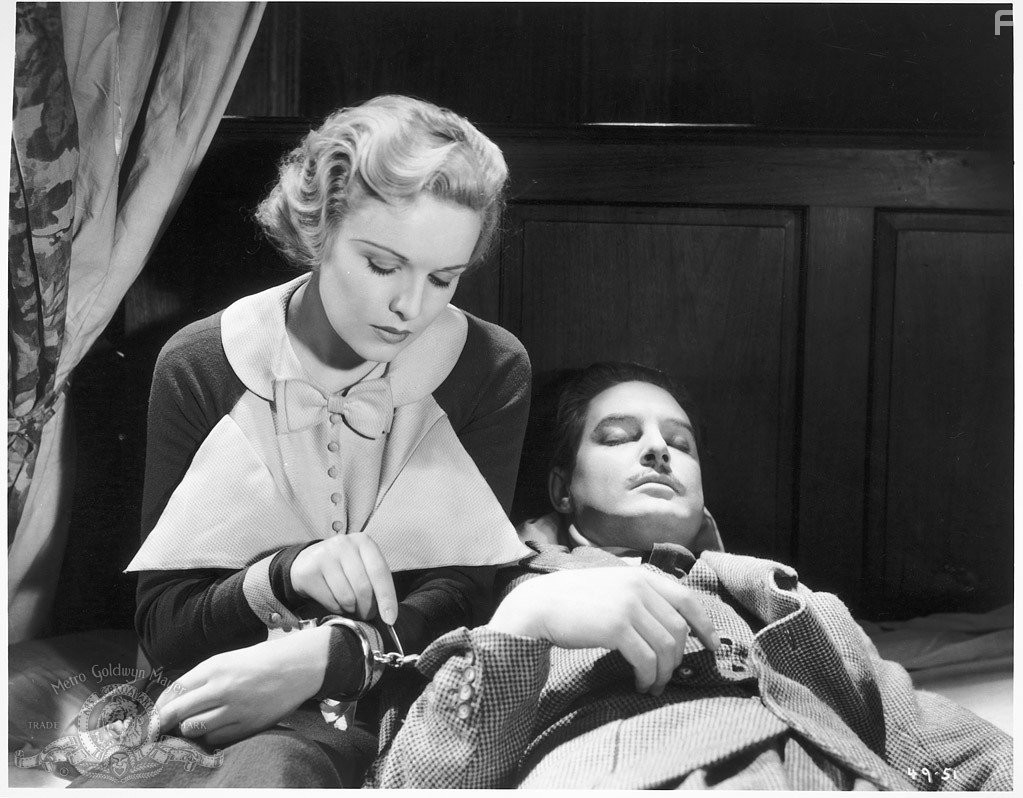 Madeleine Carroll and Robert Donat in 39 cтупеней (1935)