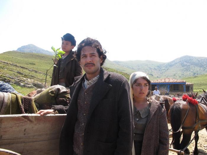 Ezgi Mola and Mert Firat in Dedemin Insanlari (2011)