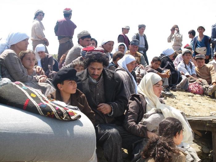 Ezgi Mola and Mert Firat in Dedemin Insanlari (2011)