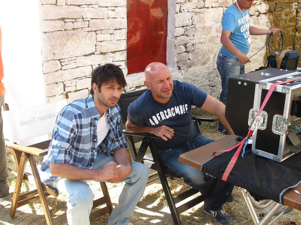 agan Irmak and Ushan akir in Dedemin Insanlari (2011)