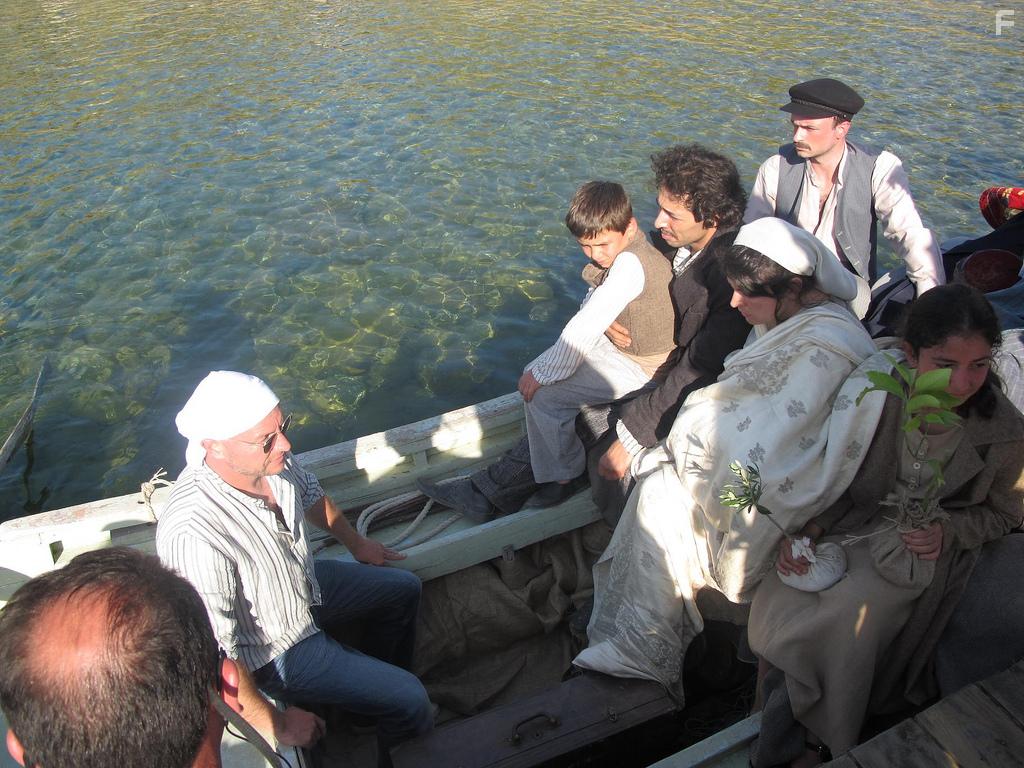 agan Irmak, Ezgi Mola, and Mert Firat in Dedemin Insanlari (2011)