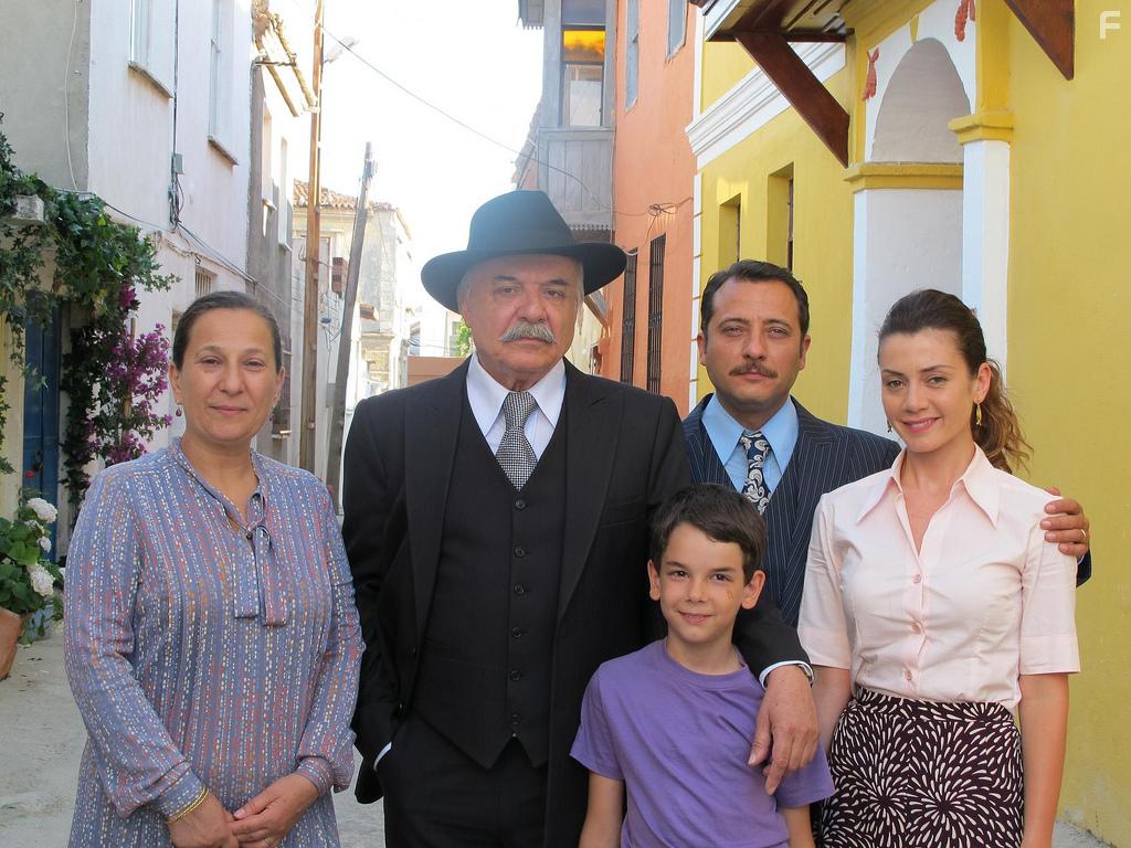 etin Tekindor, Yigit zsener, Gke Bahadir, Sacide Tasaner, and Durukan elikkaya in Dedemin Insanlari (2011)