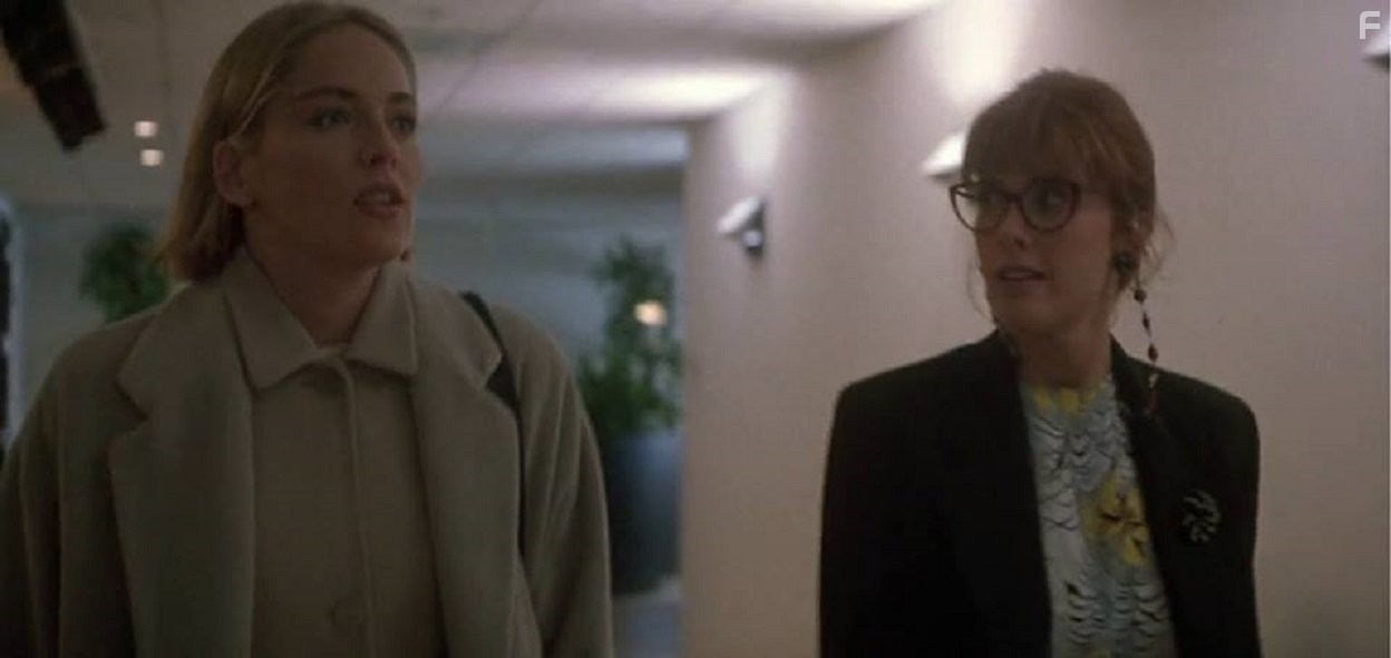 Sharon Stone and Colleen Camp in Щепка (1993)