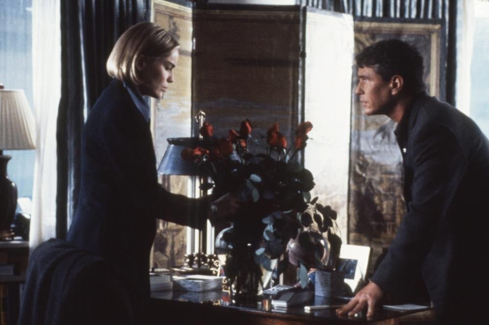 Sharon Stone and Tom Berenger in Щепка (1993)