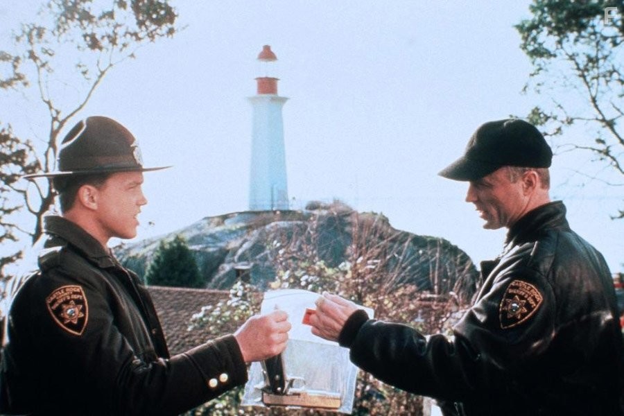 Ed Harris and Lochlyn Munro in Нужные вещи (1993)