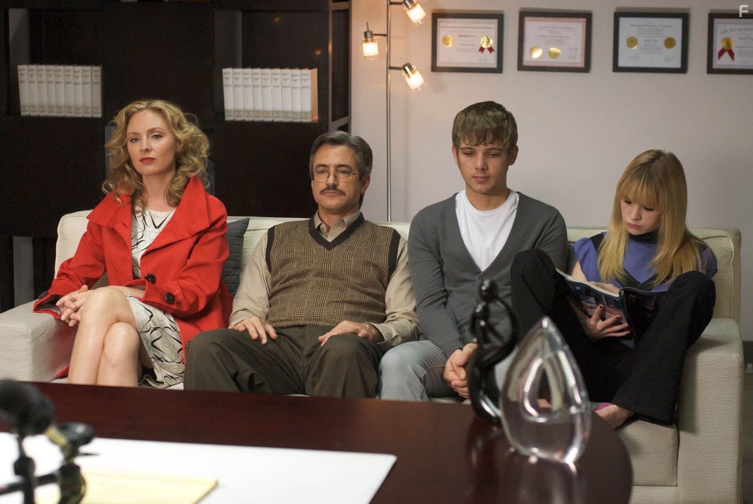 Dermot Mulroney, Hope Davis, Max Thieriot, and Britt Robertson in Семейное дерево (2011)