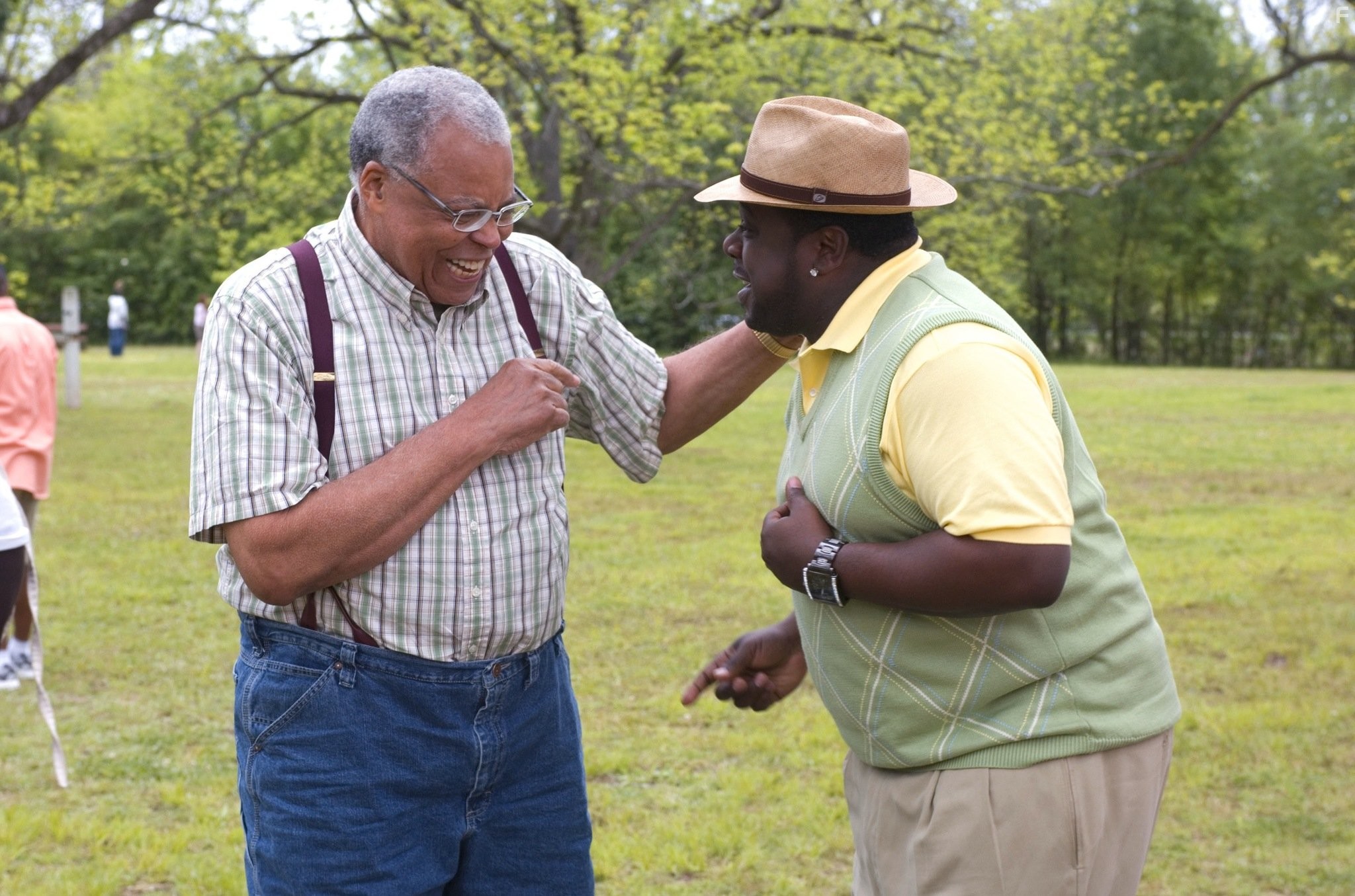 James Earl Jones and Cedric the Entertainer in Добро пожаловать домой, Роско Дженкинс (2008)