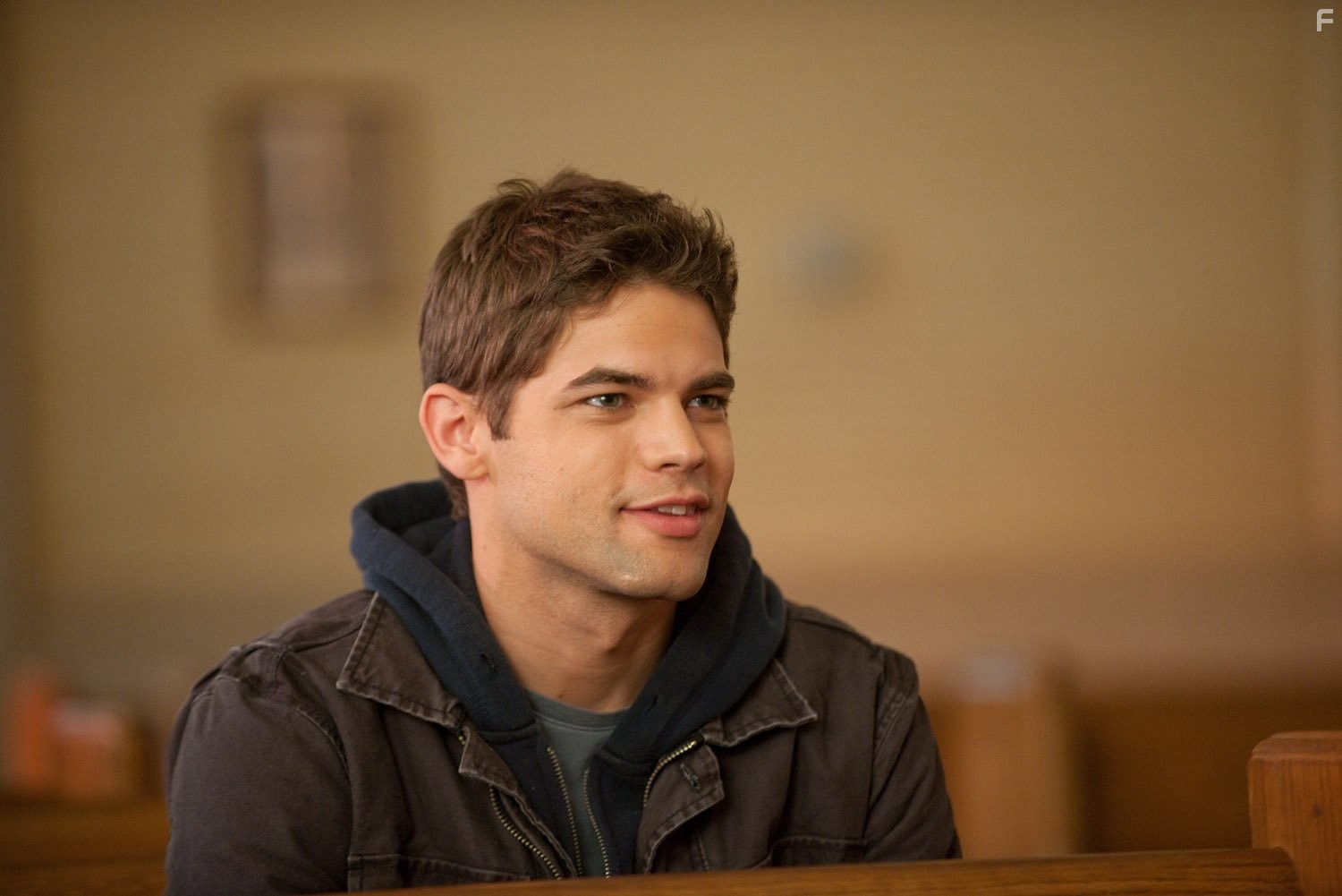 Jeremy Jordan in Радостный шум (2012)