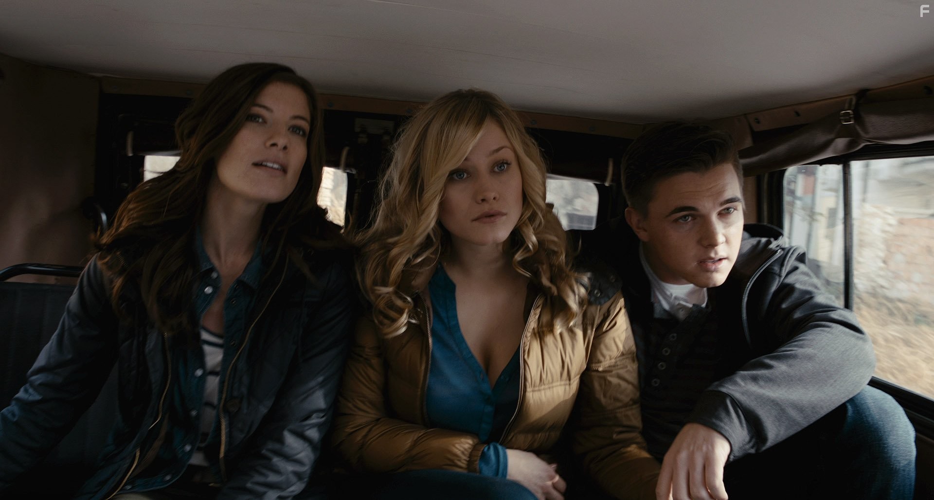Jesse McCartney, Olivia Taylor Dudley, and Devin Kelley in Запретная зона (2012)