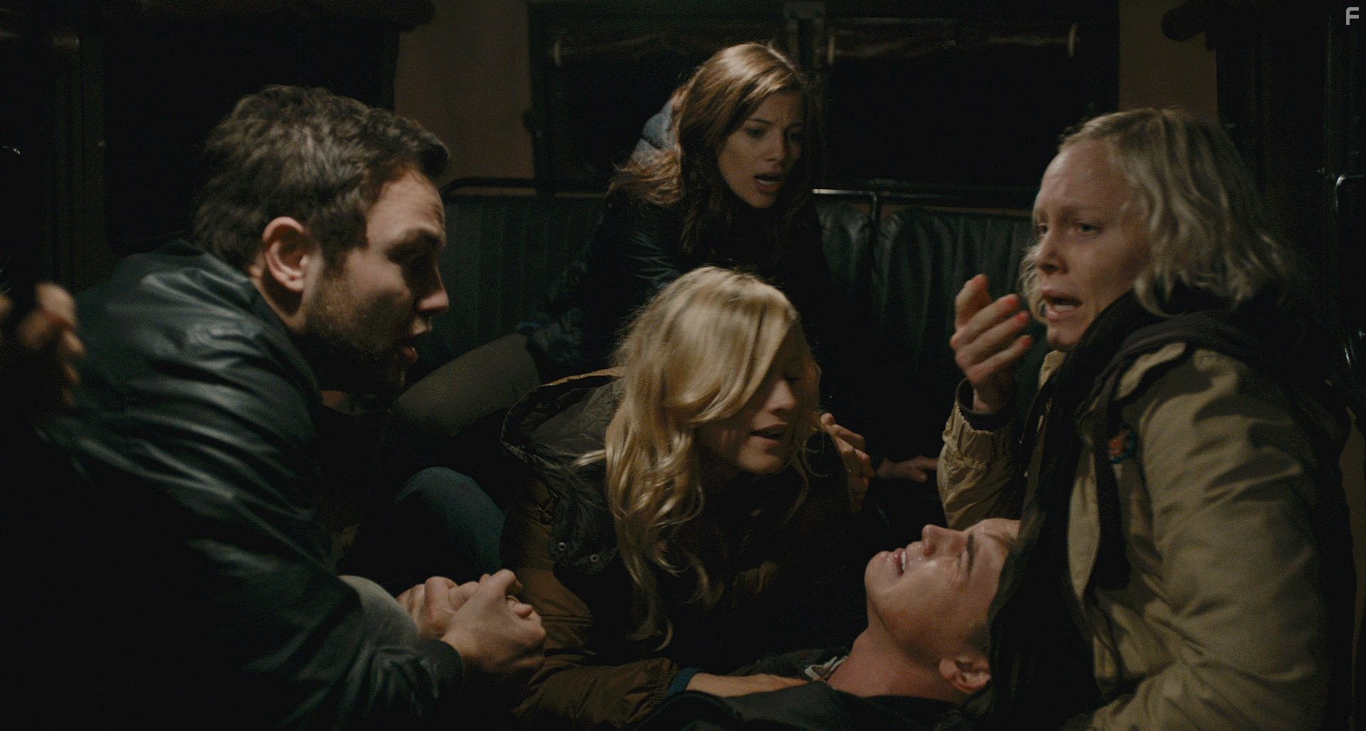 Jesse McCartney, Jonathan Sadowski, Ingrid Bols? Berdal, Olivia Taylor Dudley, and Devin Kelley in Запретная зона (2012)