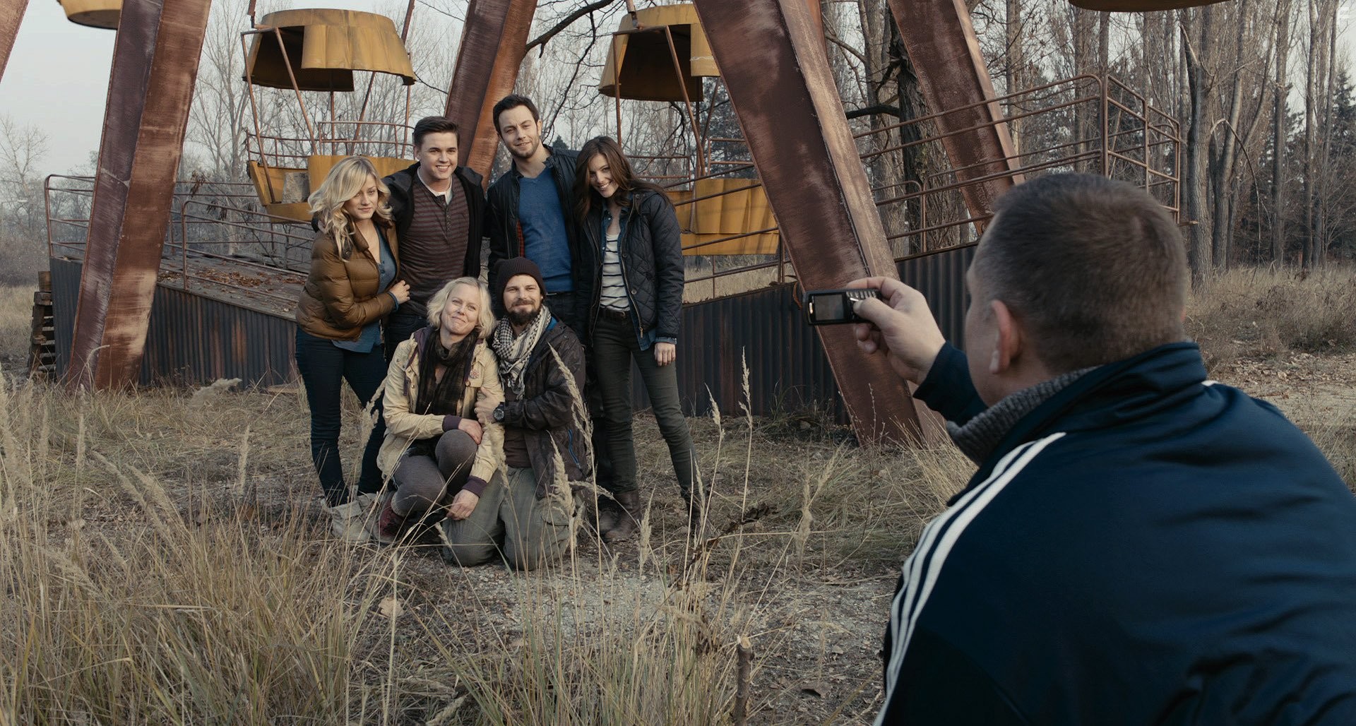 Dimitri Diatchenko, Jesse McCartney, Nathan Phillips, Jonathan Sadowski, Ingrid Bols? Berdal, Olivia Taylor Dudley, and Devin Kelley in Запретная зона (2012)