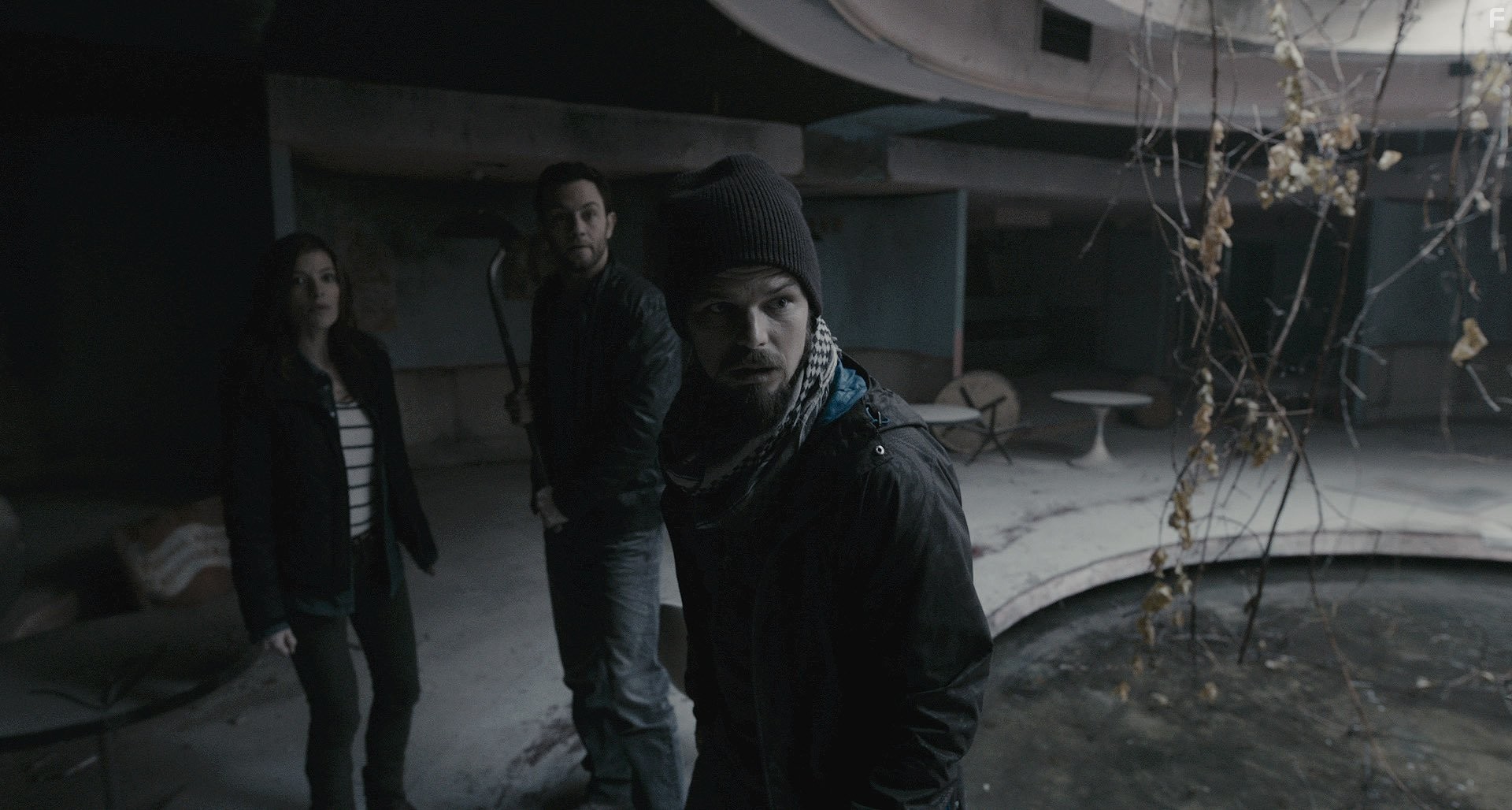 Nathan Phillips, Jonathan Sadowski, and Devin Kelley in Запретная зона (2012)