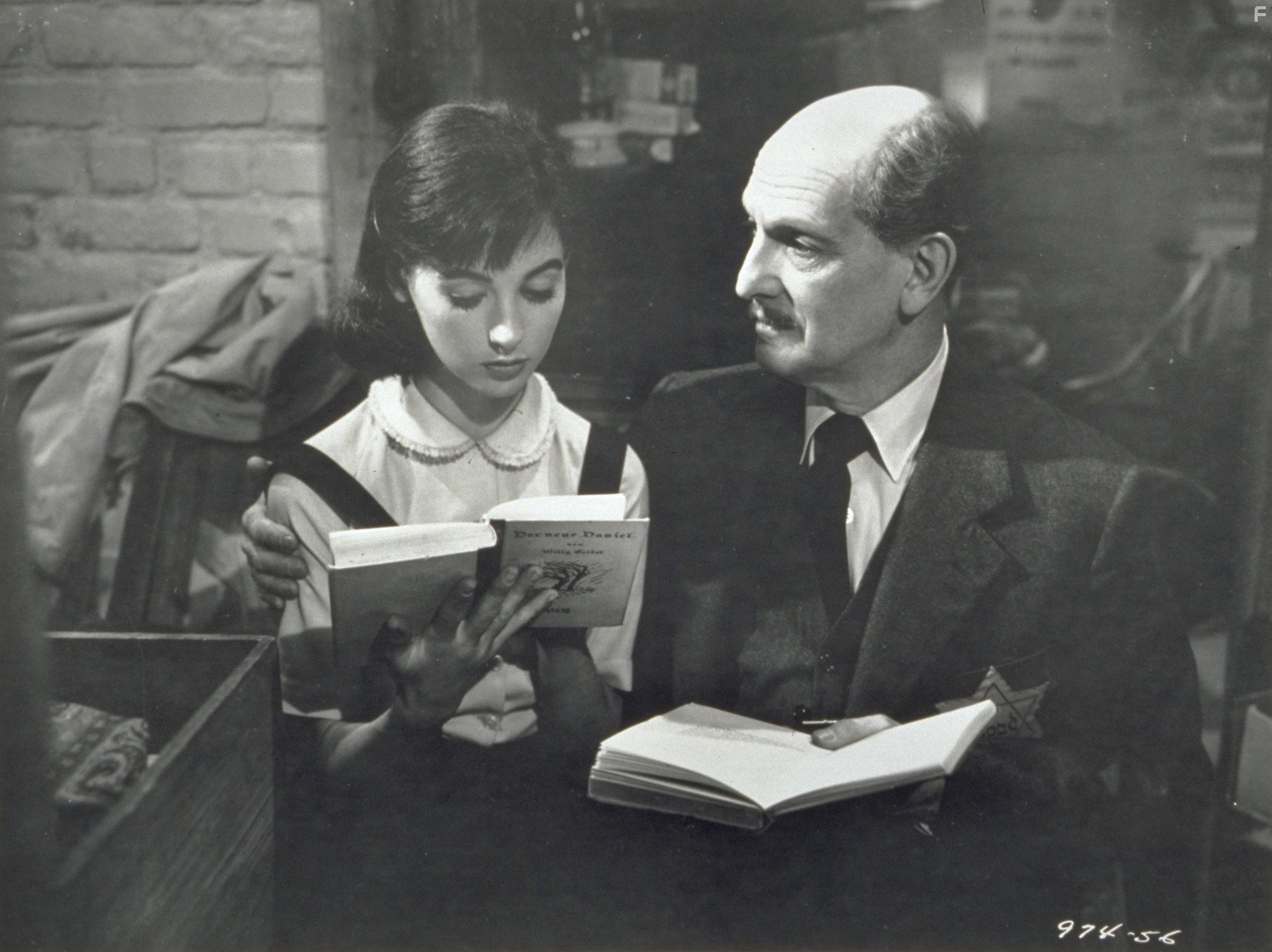 Millie Perkins and Joseph Schildkraut in Дневник Анны Франк (1959)
