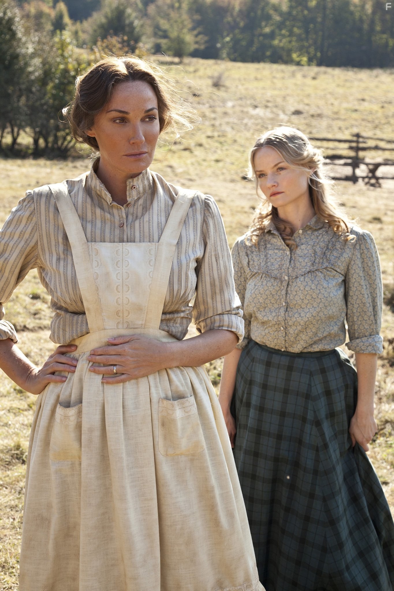 Sarah Parish and Lindsay Pulsipher in Хэтфилды и МакКои (2012)