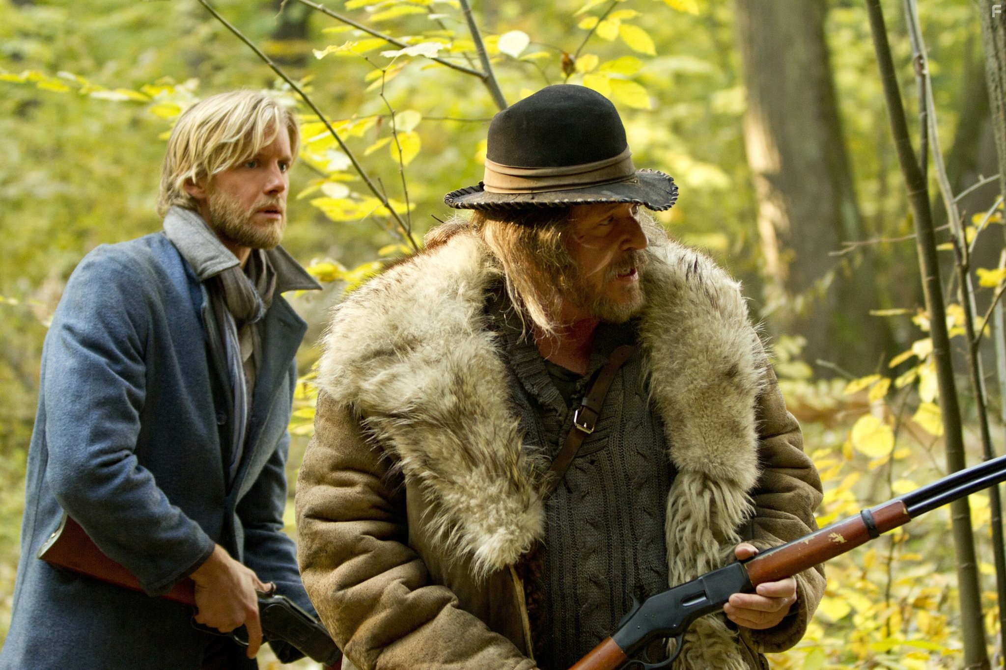 Tom Berenger and Matt Barr in Хэтфилды и МакКои (2012)