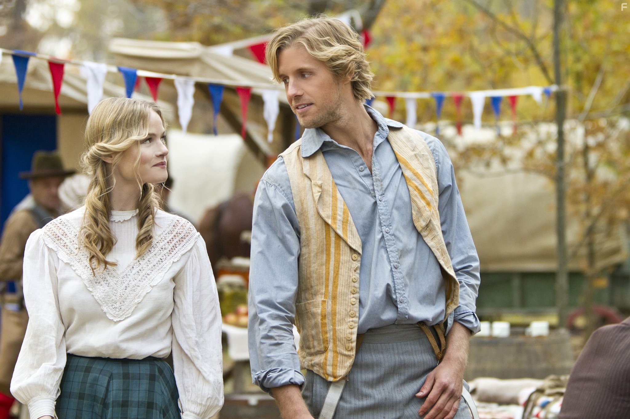 Matt Barr and Lindsay Pulsipher in Хэтфилды и МакКои (2012)