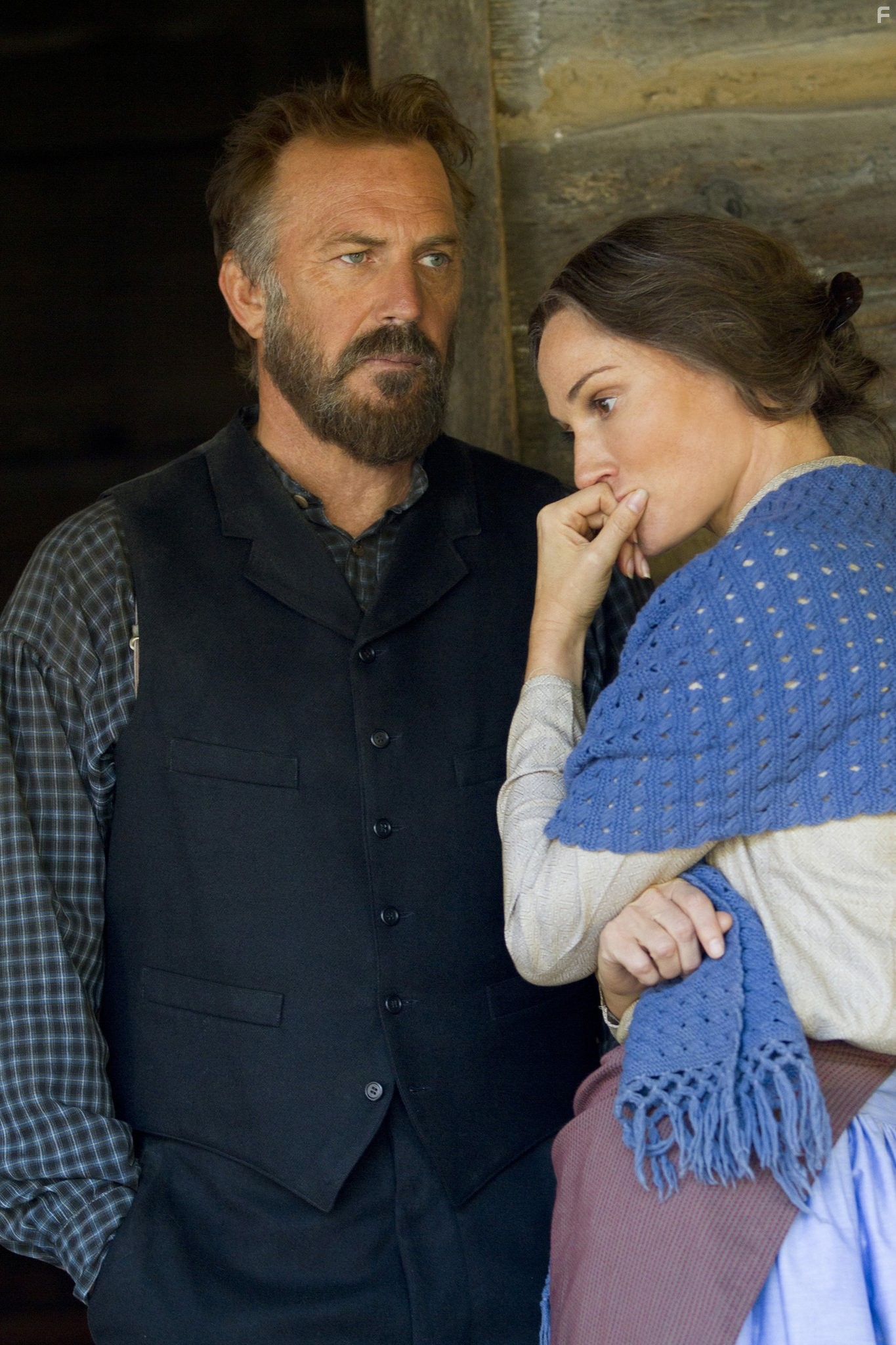 Kevin Costner and Sarah Parish in Хэтфилды и МакКои (2012)