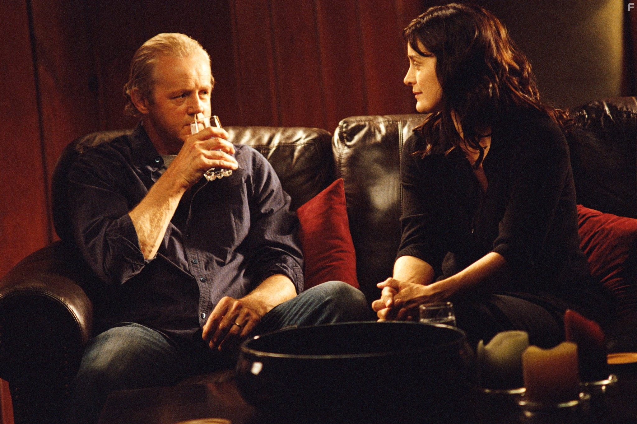 David Morse and Carrie-Anne Moss in Паранойя (2007)